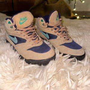 Nike Womens 7.5 Air Caldera ACG Beige Hiking Shoes Sneakers Boots hightops